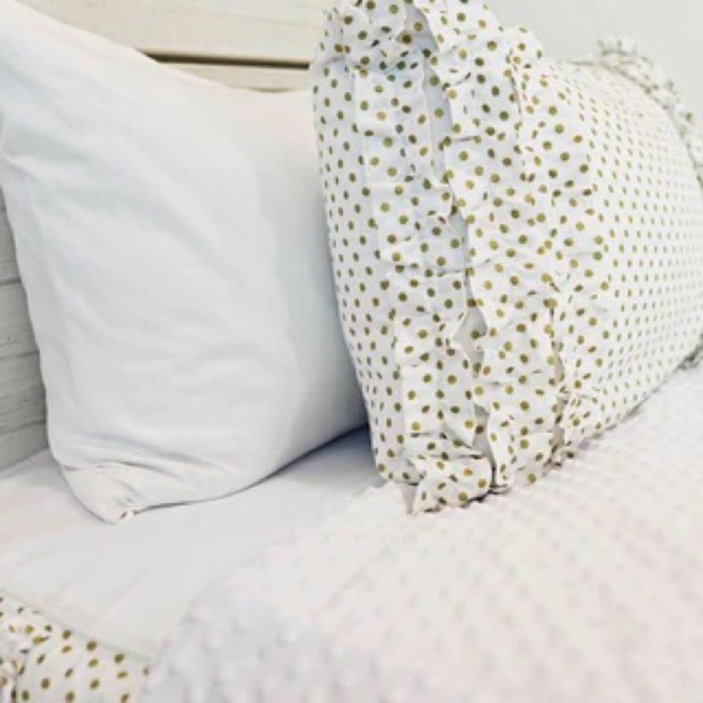Beddy’s Goldie in white with gold dot in full. GUC